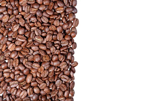 Strisce di chicchi di caffè isolati su sfondo bianco. — Foto Stock