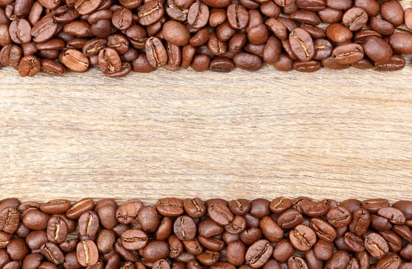 Kávová zrna na grunge dřevěné pozadí. — Stock fotografie