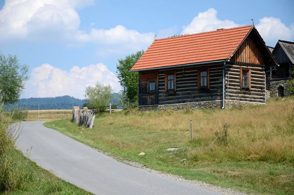 Antigua casa de campo en las montañas — Foto de Stock