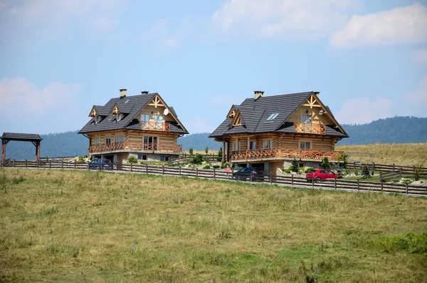 Landschaft mit Holzhäusern — Stockfoto