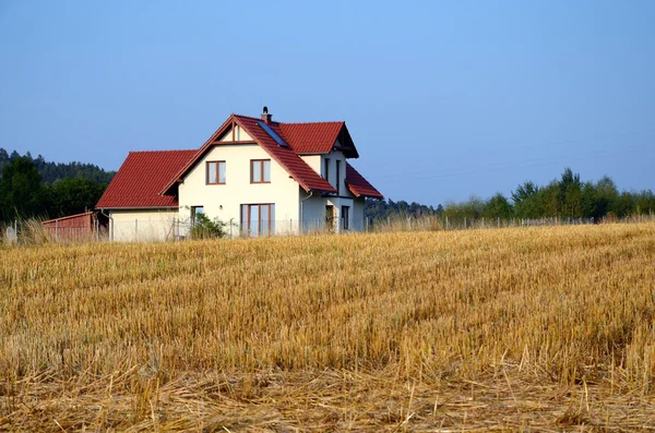 Krajina s polem a dům — Stock fotografie