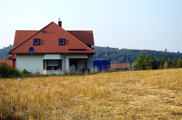 Paisagem com campo e casa — Fotografia de Stock