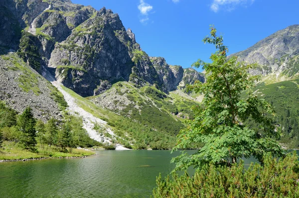 Lago nas montanhas — Fotografia de Stock