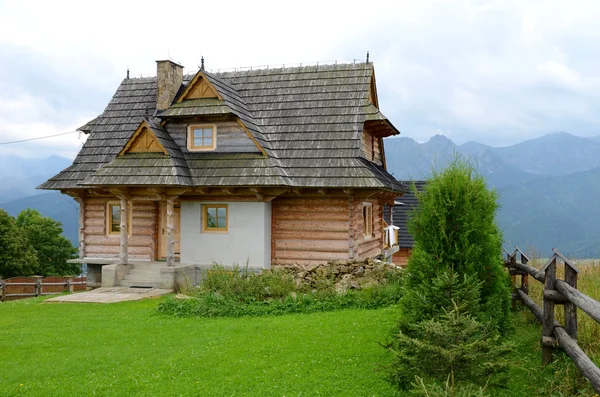 Casa in legno in montagna — Foto Stock