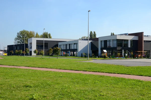 Edificio de oficinas moderno —  Fotos de Stock