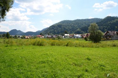 küçük bir kasaba dağlarda