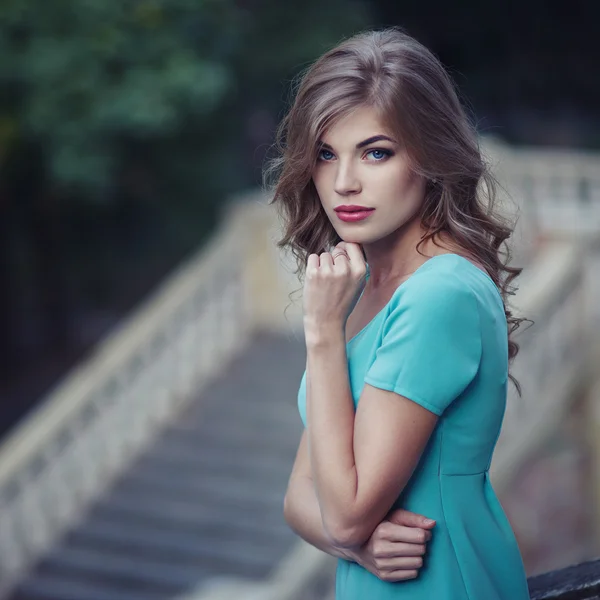 Estilo de vida ao ar livre retrato de menina bonita, vestindo em vestido azul no fundo urbano. Imagem tonificada cor criativa . — Fotografia de Stock