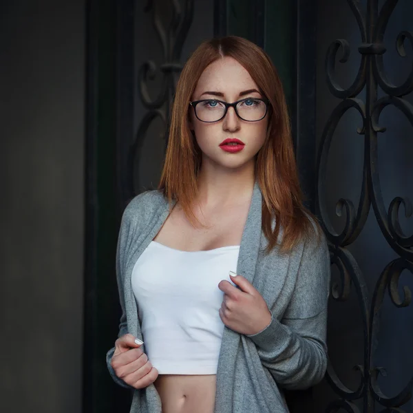 Gyönyörű redhair fiatal nő alkalmi bezárul és szemüveg. Divatfotó — Stock Fotó