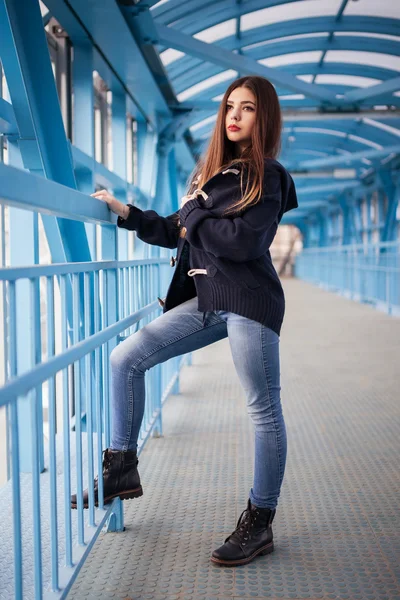 Outdoor fashion lifestyle portrait of pretty young girl, wearing in hipster swag grunge style urban background. Tomboy city concept — Stockfoto