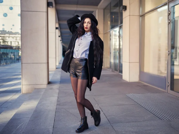 Style de vie en plein air portrait de jolie jeune fille, portant style grunge swag hipster sur fond urbain. Il porte un chapeau et un jean en denim. Femme de mode de printemps. Filtres instagram de style tonique . — Photo