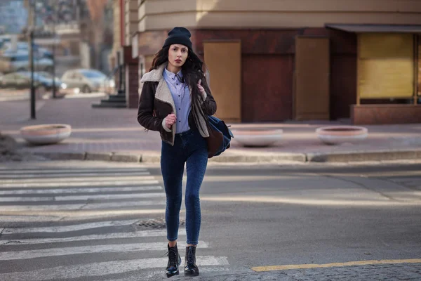 Estilo de vida ao ar livre retrato de menina bonita, vestindo em estilo de grunge hipster swag no fundo urbano. Usar chapéu e jeans com mochila. Mulher da moda Primavera. Filtros de instagram estilo tonificado . — Fotografia de Stock