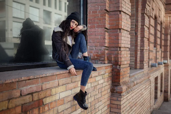 Outdoor lifestyle portrait of pretty young girl, wearing hipster swag grunge style on urban background. Wearing hat and jeans denim. Spring fashion woman. Toned style instagram filters. — Stockfoto