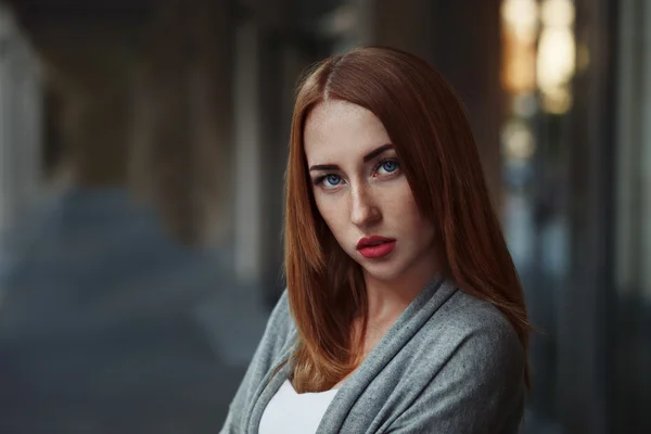 Frumoasă femeie roșcată tânără în fundal casual se închide în mediul urban. Fotografie de moda — Fotografie, imagine de stoc