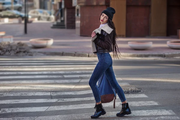 Outdoor lifestyle portrait of pretty young girl, wearing hipster swag grunge style on urban background. Wearing hat and jeans with backpack. Spring fashion woman. Toned style instagram filters. — 스톡 사진