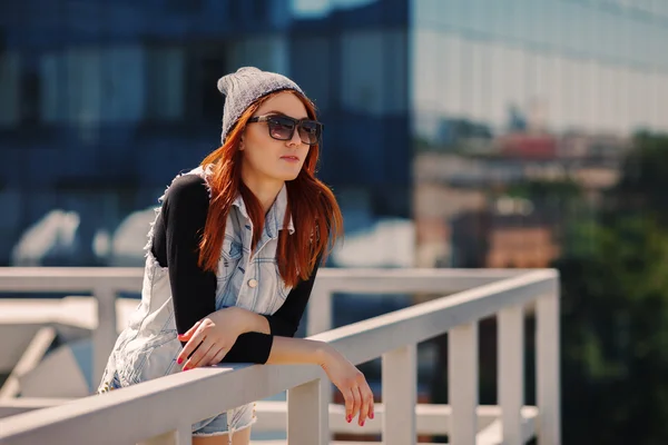 Outdoor fashion lifestyle portrait of pretty young girl, wearing in hipster swag grunge style urban background. Tomboy city concept — Zdjęcie stockowe