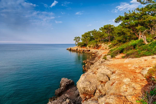 Panoramisch uitzicht op de kust van de zee in de buurt van Kemer, Antalya, Turkije. — Stockfoto