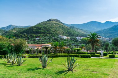 Sveti Stefan, Küçük kasaba ve Karadağ tatil görünümü. Balkanlar, Adriyatik denizi, Güney Avrupa.