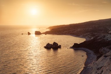 Panoramik günbatımı manzara Petra tou Romiou (Yunan kaya), Paphos, Kıbrıs Adası, Akdeniz Aphrodite's efsanevi doğum yeri. 