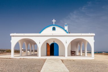 Ayia Napa ve Cavo Greco, Kıbrıs Adası, Akdeniz aya Thekla (Saint Ayatekla) Ortodoks Kilisesi yakınındaki. Parlak güneşli bir günde.