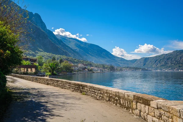 Hafen und antike Gebäude an sonnigen Tagen in der Bucht von Boka Kotor (Boka Kotorska), Montenegro, Europa. — Stockfoto