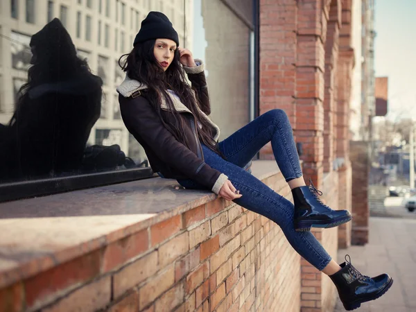 Outdoor lifestyle portrait of pretty young girl, wearing hipster swag grunge style on urban background. Wearing hat and jeans denim. Spring fashion woman. Toned style instagram filters. — 스톡 사진