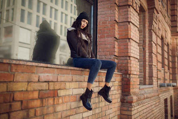 Outdoor lifestyle portrait of pretty young girl, wearing hipster swag grunge style on urban background. Wearing hat and jeans denim. Spring fashion woman. Toned style instagram filters. — Stockfoto