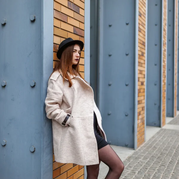 캐주얼 코트, 검은 모자를 입고 매력적인 섹시한 로맨틱 한 여성의 패션 초상화 야외. 추운 봄 가을 시즌. — 스톡 사진