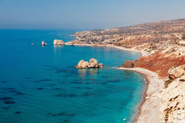 Panoramik manzara Petra tou Romiou (Yunan kaya), Paphos, Kıbrıs Adası, Akdeniz Aphrodite's efsanevi doğum yeri. Harika mavi yeşil deniz ve güneşli bir gün.