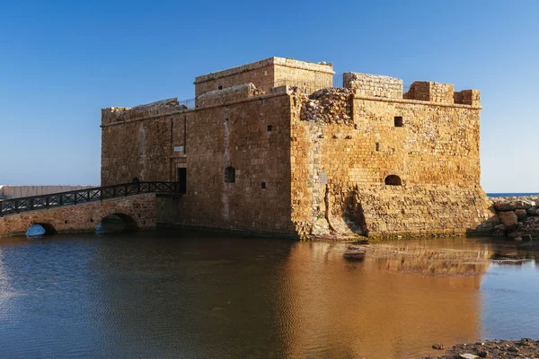 Régi kastély a Földközi-tenger partján. Paphos, Ciprus. Fénylő naplemente — Stock Fotó