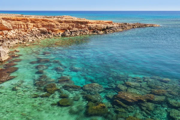 Beautiful natural rock arch near of Ayia Napa, Cavo Greco and Protaras on Cyprus island, Mediterranean Sea. View near of Legendary bridge lovers. Amazing blue green sea and sunny day. — Stock Photo, Image