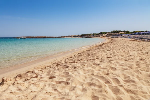 Piękny krajobraz w pobliżu plaży Nissi w Ayia Napa, Wyspa Cypr, Morze Śródziemne. Niesamowite błękitne zielone morze i słoneczny dzień. — Zdjęcie stockowe