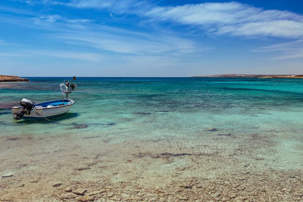 Nissi beach ve Cavo Greco Ayia Napa, Kıbrıs Adası, Akdeniz'in güzel manzara yakınındaki. Harika mavi yeşil deniz ve güneşli bir gün. — Stok fotoğraf