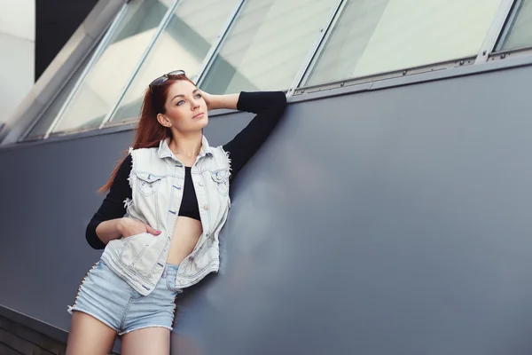 Outdoor fashion lifestyle portrait of pretty young girl, wearing in hipster swag grunge style urban background. Tomboy city concept — Stockfoto