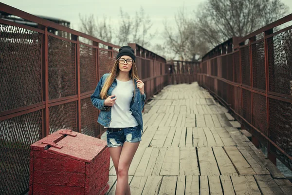 Outdoor fashion lifestyle portrait of pretty young girl, wearing in hipster swag grunge style urban background. Tomboy city concept — 图库照片