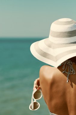 Seksi bikini, yaratıcı şapka ve sungl güzel bir kadın arkası