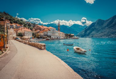 Liman ve tekneler Boka Kotor Koyu'ndaki (Boka Kotorska), Karadağ,