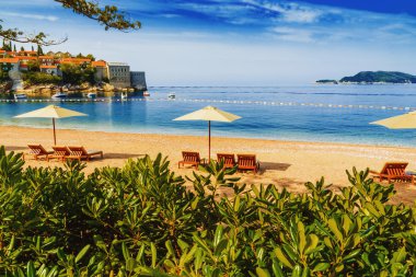 Karadağ, Balkanlar, Adriyatik'te güneşlikli güzel plaj 