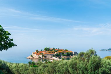 Karadağ'da küçük adacık ve tatil beldesi Sveti Stefan'ın manzarasını izleyebilirsiniz. Balkanlar, Adriyatik denizi, Güney Avrupa.