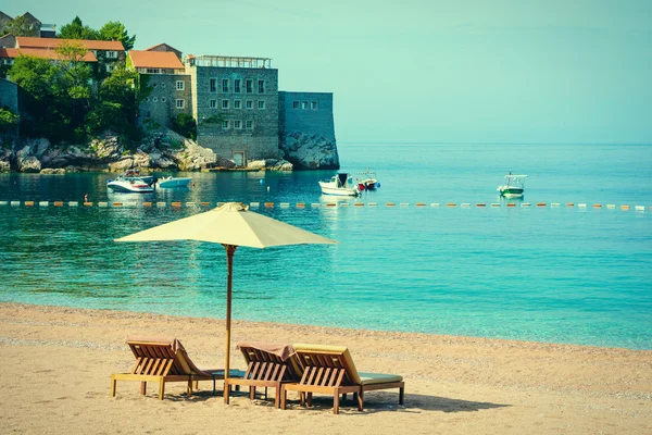 Όμορφη παραλία με ομπρέλες στο Μαυροβούνιο, Βαλκάνια, Αδριατική — Φωτογραφία Αρχείου