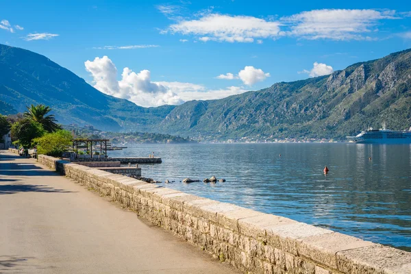 Pelabuhan dan kapal pada hari yang cerah di Teluk Boka Kotor (Boka Kotorska), Montenegro, Eropa . — Stok Foto