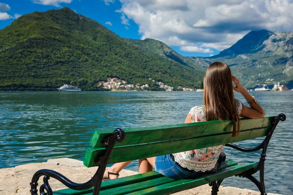 Hermosa joven en la costa. Montenegro, Europa . —  Fotos de Stock