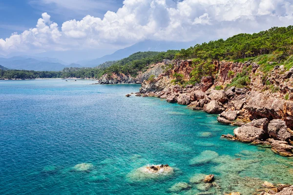Panoramatický pohled na pobřeží moře nedaleko Kemeru, Antalya, Turecko. — Stock fotografie