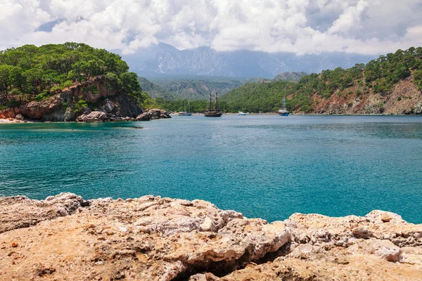 Panoramisch uitzicht op de kust van de zee in de buurt van Kemer, Antalya, Turkije. — Stockfoto