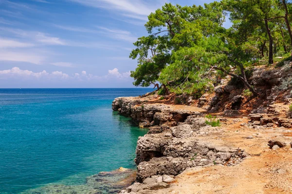 Panoramisch uitzicht op de kust van de zee in de buurt van Kemer, Antalya, Turkije. — Stockfoto