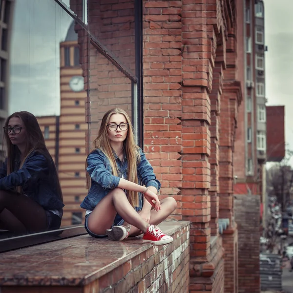 Lifestyleporträt von hübschen jungen sitzenden Mädchen, die — Stockfoto