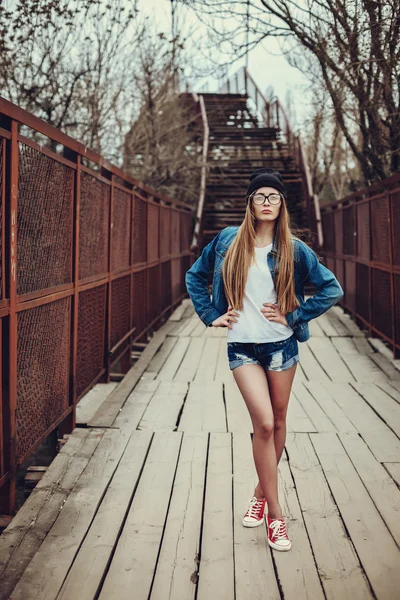 Outdoor-Mode Lifestyle Porträt eines hübschen jungen Mädchens, das — Stockfoto
