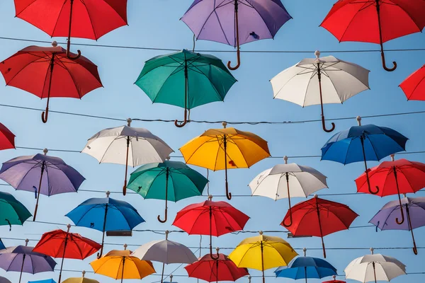 Fond décoratif créatif de parasol de couleur au-dessus de la rue à Antalya, Turquie — Photo