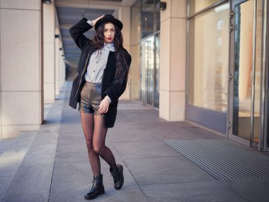 Güzel genç kız Açık yaşam tarzı moda portre, giyiyor