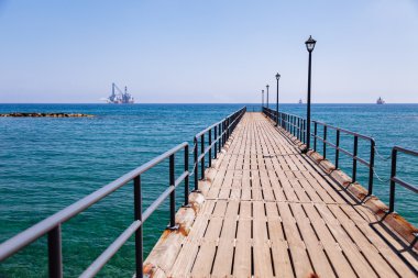 Ada kıyı şeridi ve mesire Limasol, Kıbrıs, Avrupa, Akdeniz. Parlak güneşli bir günde ve masmavi bir deniz ve gökyüzü.