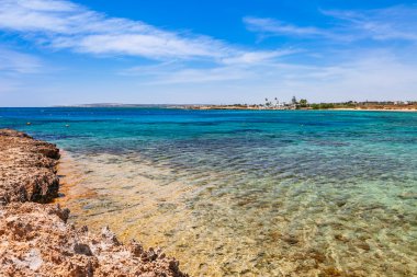Ayia Napa Cavo Greco, Kıbrıs Adası, Akdeniz üzerinde güzel panoramik deniz manzaralı. Harika mavi yeşil deniz ve güneşli bir gün.